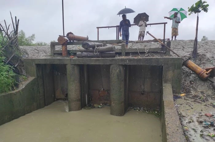 ৭০-৮০-এর দশকে নির্মিত বাঁশখালীর ৮৯ স্লুইসগেট জরাজীর্ণ, বাড়ছে উপকূলীয় ঝুঁকি