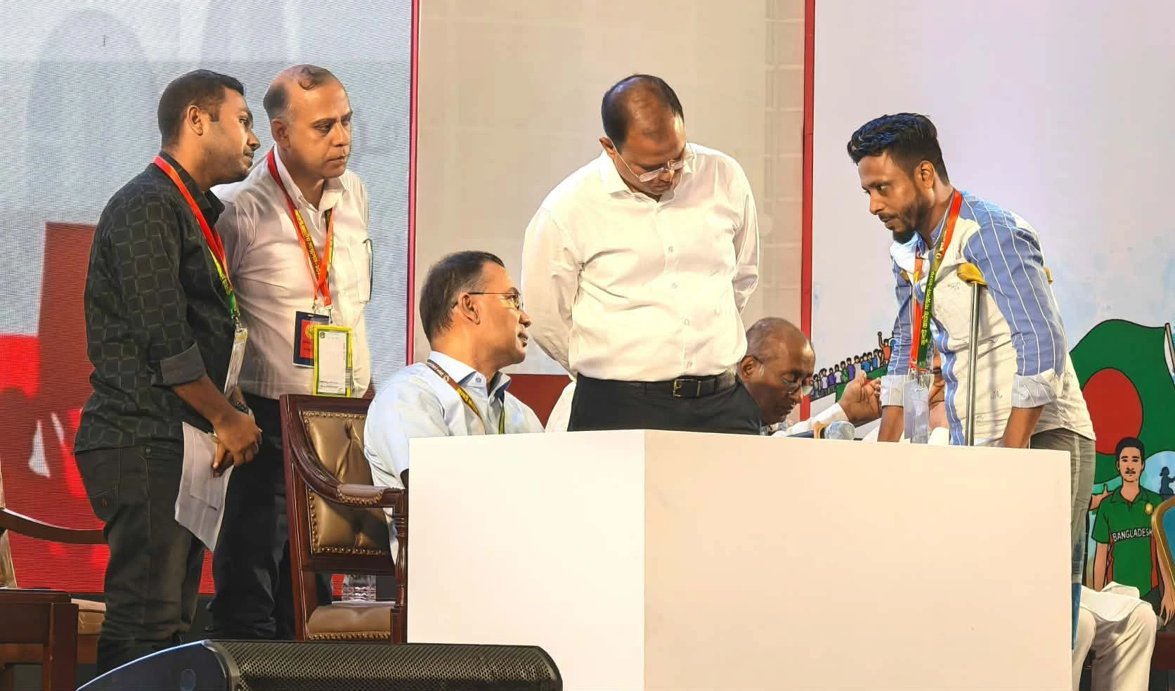 ‘সবার আগে বিচার চাই’—প্রধানমন্ত্রীর সামনে জুলাই শহীদ স্বজনদের আকুতি