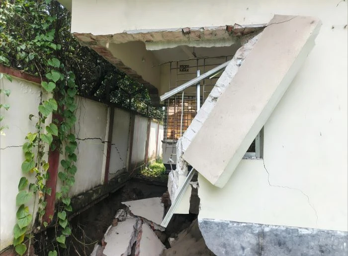 অফিস কার্যক্রম চালুর আগেই ভেঙে পড়ল ৬৬ লাখ টাকায় নির্মিত সরকারী ভবন 
