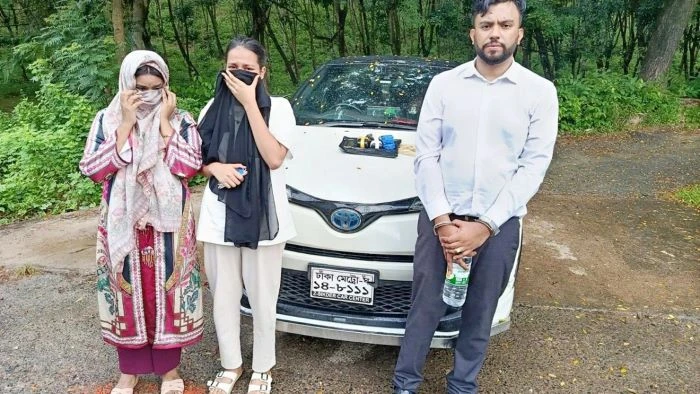 স্বরাষ্ট্র মন্ত্রণালয়ের স্টিকার লাগানো প্রাইভেট কারে ৬ হাজার ইয়াবা, আটক ৩