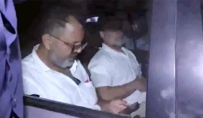কয়েক ঘণ্টা আটকের পর মুক্ত রাহুল গান্ধী, বাসায় ফিরেছেন প্রিয়াঙ্কাও