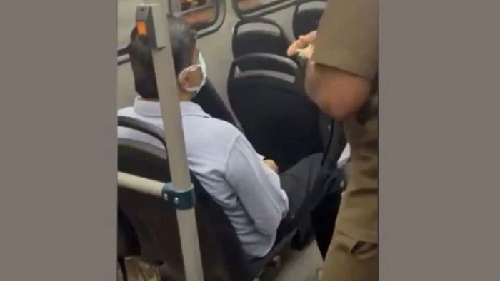 খুচরা টাকা না থাকায় মন্ত্রীকে বাস থেকে নামিয়ে দিলেন কন্ডাক্টর