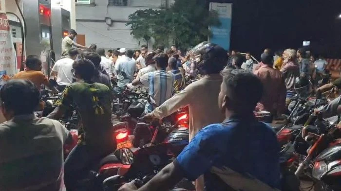 তেল সংকটের গুজবে পাম্পে উপচে পড়া ভিড়, রাতভর দীর্ঘ লাইন
