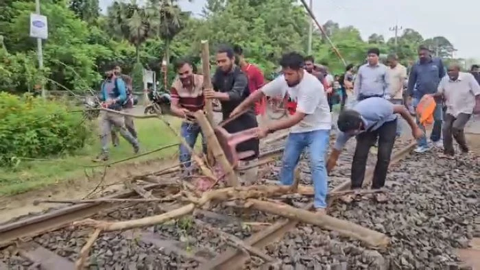 শিক্ষার্থীদের দাবি মেনে নেওয়ায় ৮ ঘণ্টা পর স্বাভাবিক হলো সারাদেশের সাথে রাজশাহীর রেল যোগাযোগ