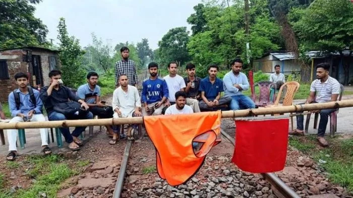 শিক্ষার্থীদের অবরোধে রাজশাহীর সঙ্গে সারাদেশের রেল চলাচল বন্ধ