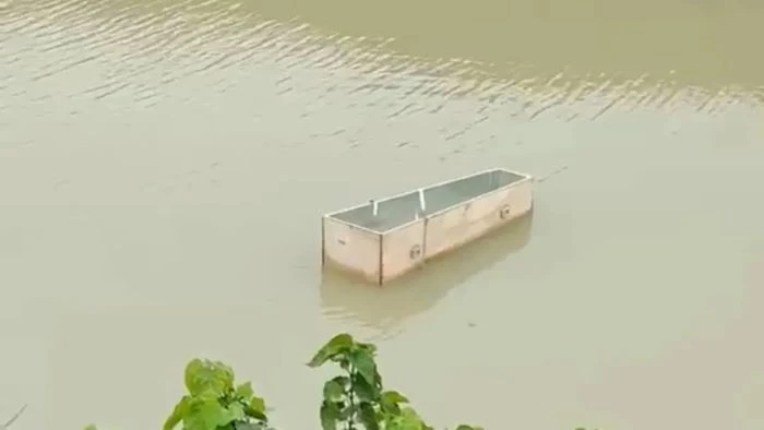 ব্রহ্মপুত্রে ভেসে এলো রহস্যময় খালি কফিন, এলাকাজুড়ে চাঞ্চল্য