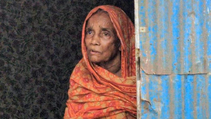 আমতলীতে জমি লিখে দিতে রাজি না হওয়ায় মাকে ঘাড় ধাক্কা দিয়ে ঘর থেকে তাড়িয়ে দেয়ার অভিযোগ