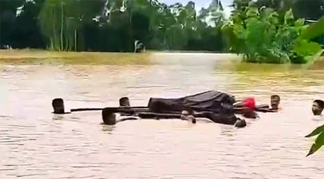 বাবার শেষ ইচ্ছাও পূরণ হলো না, ভেলায় ভাসিয়ে লাশ নিয়ে দাফন