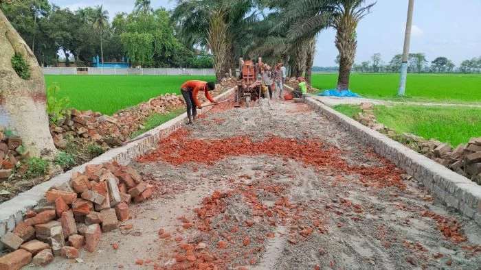 ঝিনাইদহে বিএডিসির রাস্তা নির্মাণে নিম্নমানের সামগ্রী ব্যবহারের অভিযোগ