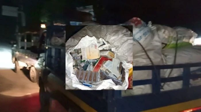 টাঙ্গাইলে ট্রাক ভর্তি মেয়াদোত্তীর্ণ সরকারি ওষুধ ফেলা হচ্ছিল যমুনায়