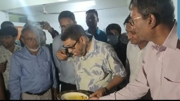 চাঁদপুর সদর হাসপাতালের রান্না ঘরে নিজ হাতে খাবার খেলেন স্বাস্থ্যমন্ত্রী