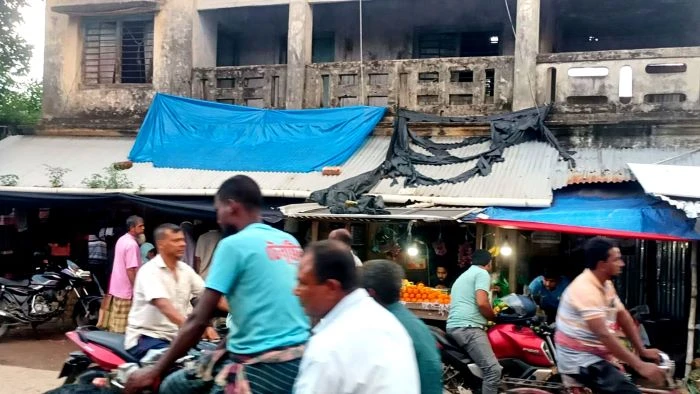 বারোবাজারে পরিত্যক্ত ইউপি ভবনে ১৭ বছর ধরে চলছে গ্রাম পুলিশের মুরগির ব্যবসা