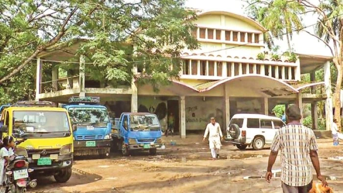 টাঙ্গাইলের 'ভাসানী হল' : ট্রাকস্ট্যান্ডের দখলে সাংস্কৃতিক প্রাণকেন্দ্র  