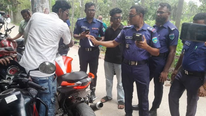 মোটরসাইকেলের সাইলেন্সের বিকট শব্দ, কিশোরের ২০ হাজার টাকা জরিমানা