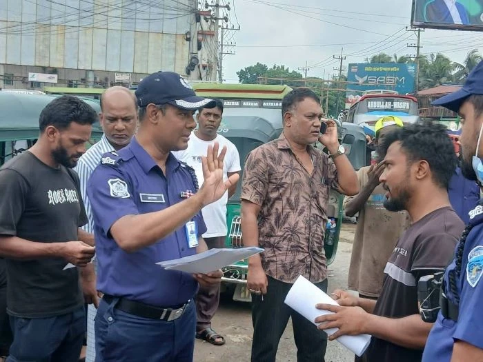 চট্টগ্রামে সড়ক দুর্ঘটনা প্রতিরোধে ট্রাফিক সচেতনতা কার্যক্রম জোরদার