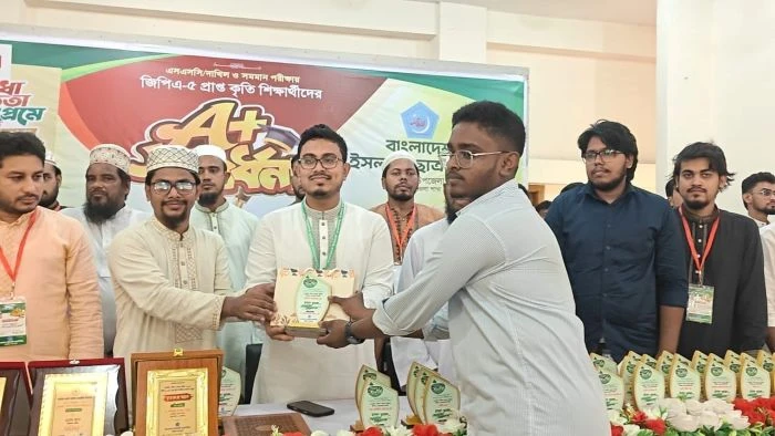 A+ থেকে বড় স্বপ্নের পথে : বাউফলে ১২৯ কৃতি শিক্ষার্থী সংবর্ধিত