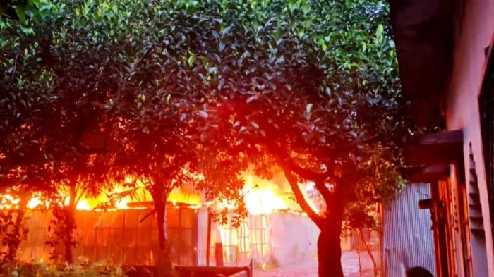 গাজীপুরে ঝুটের গোডাউনে ভয়াবহ আগুন, নিয়ন্ত্রণে কাজ করছে ৫ ইউনিট