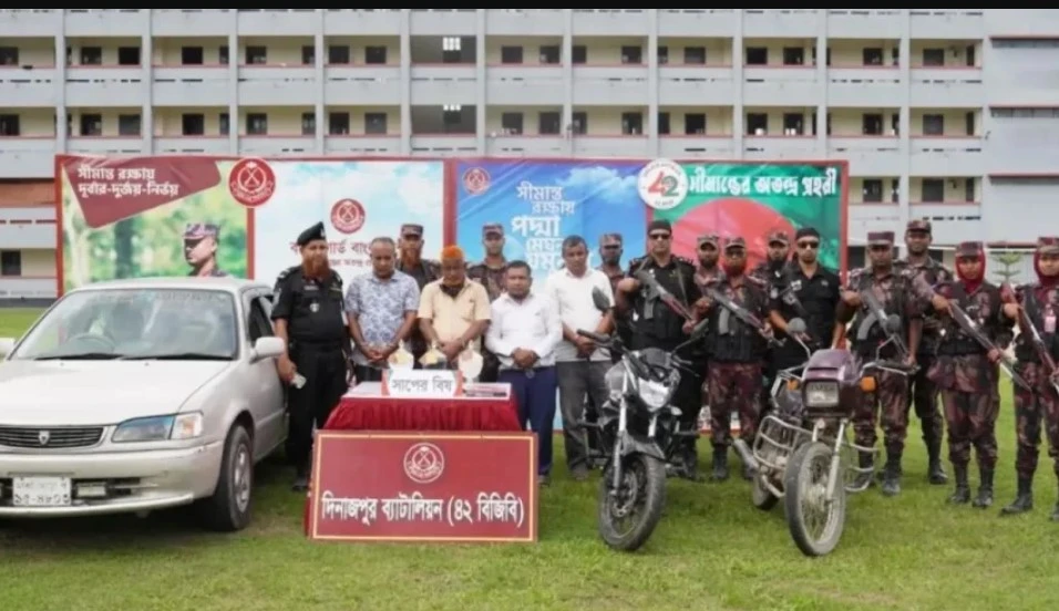 সাপের বিষ পাচারকালে ৪ জন আটক, জব্দ ৩৮ কোটি টাকার মালামাল