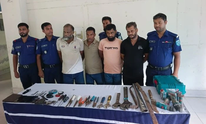 ‎লালমনিরহাটে আন্তঃজেলা ডাকাত দলের ৪ সদস্য গ্রেপ্তার, গাড়ি ও দেশীয় অস্ত্র উদ্ধার