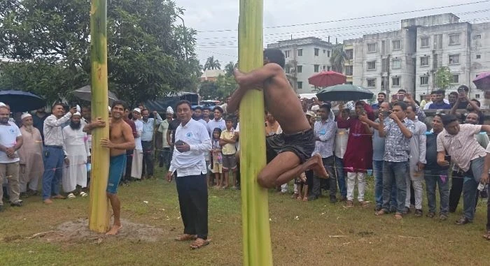 কোটালীপাড়ায় উপজেলায় তৈলাক্ত কলা গাছ বেয়ে উপরে ওঠা প্রতিযোগিতা