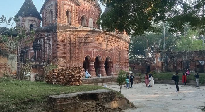 পুঠিয়া রাজবাড়িতে রাজস্ব বাড়লেও রক্ষণাবেক্ষণ ব্যয় ছাড়াচ্ছে আয়
