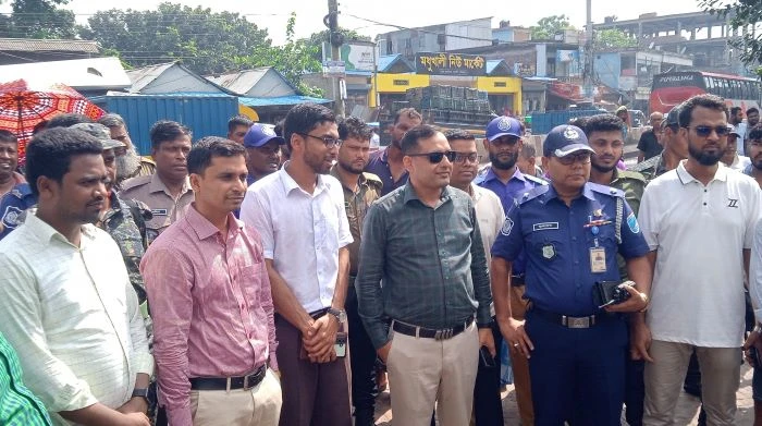 ফরিদপুরের মধুখালীতে গুঁড়িয়ে দেওয়া হলো দুই শতাধিক অবৈধ স্থাপনা