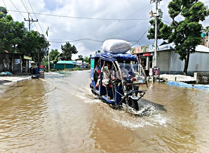 সরিষাবাড়ীতে সড়ক ও বাসাবাড়ীতে ঢুকছে দুষিত পানি : নানা রোগে আক্রান্ত হচ্ছে স্থানীয়রা