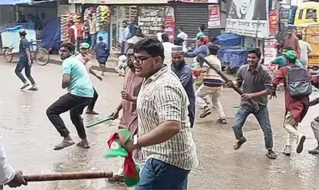 তোলারাম কলেজে বক্তব্যকে কেন্দ্র করে ছাত্রদল-ছাত্রশিবির সংঘর্ষ (ভিডিও)