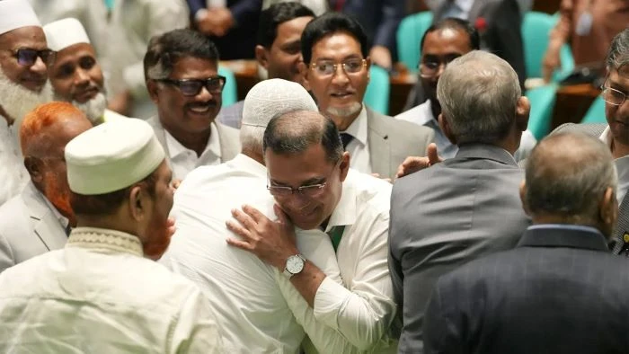 প্রধানমন্ত্রী-বিরোধীদলীয় নেতার কোলাকুলি, রাজনৈতিক উত্তাপ ছাপিয়ে সৌহার্দ্যের বার্তা