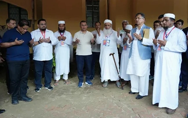 আল্লামা শাহ আহমেদ শফীর (রহ.) কবর জিয়ারত করেছেন প্রধানমন্ত্রী