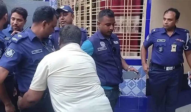 মাদক কারবারির বাড়িতে পুলিশের দেহ তল্লাশি, যা জানা গেল