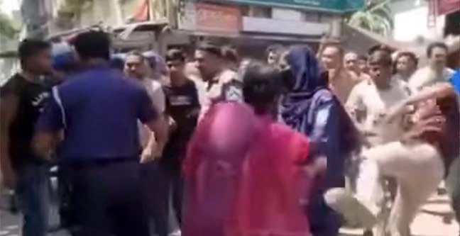 পুলিশের সামনে নারীকে লাথি দেওয়ার ভিডিও নিয়ে যা জানা গেল