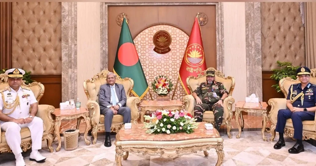 রাষ্ট্রপতির সঙ্গে ৩ বাহিনী প্রধানের সাক্ষাৎ