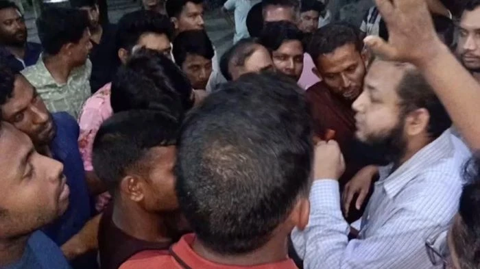 ফ্যামিলি কার্ডের সুপারভাইজার নিয়োগ বিতর্কে ইউএনওকে অবরুদ্ধ করলেন বিক্ষোভকারীরা