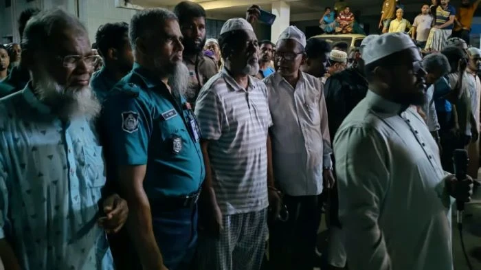 হাতকড়া পরেই মুক্তিযোদ্ধা বাবার জানাজায় সাবেক মেয়র