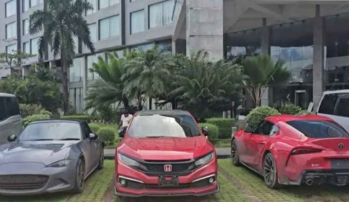 কক্সবাজারে শুল্ক ও গোয়েন্দা অধিদপ্তরের অভিযান, তিনটি বিলাসবহুল গাড়ি জব্দ