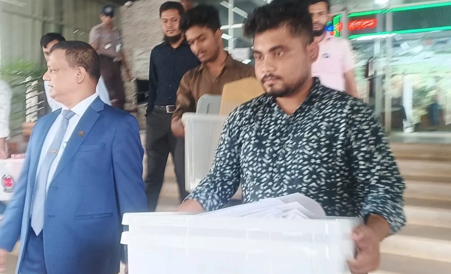 ব্যালট পেপারসহ ভোটের সামগ্রী নিয়ে সংসদের পথে ইসি