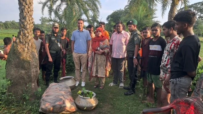 সান্তাহারে পুকুর থেকে তিন মন রাক্ষুসে পিরানহা মাছ জব্দ, দুই চাষীকে জরিমানা