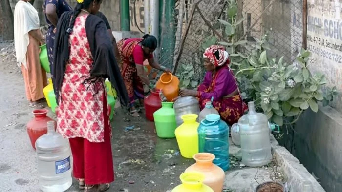 ‘ভোট দেননি’, তাই এক মাস ধরে জল বন্ধ! নদীর পানি খাচ্ছেন কলকাতার মুসলমানরা