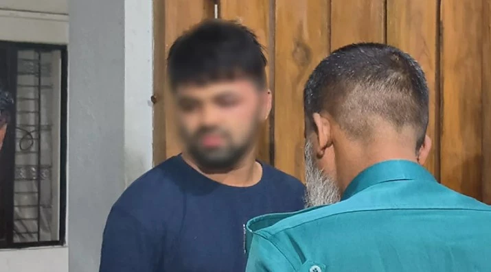 তিন প্রেমিকার কাছে ধরা, প্রকাশ্যে মার খেয়ে থানায় তরুণ (ভিডিও)