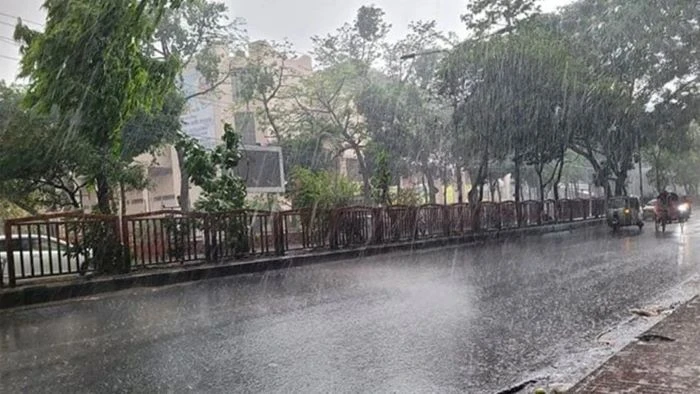 সকাল থেকেই ঢাকাজুড়ে থেমে থেমে বৃষ্টি, জনজীবনে স্বস্তি