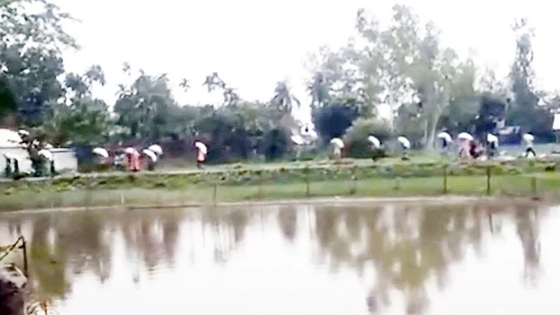 গুদামের দরজা ভেঙে কৃষকেরা নিয়ে গেলেন ১৯৭ বস্তা সার