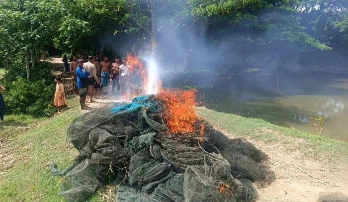 বাঘারপাড়ায় ৪ হাজার মিটার অবৈধ চায়না জাল উদ্ধার,আগুনে পুড়িয়ে বিনষ্ট