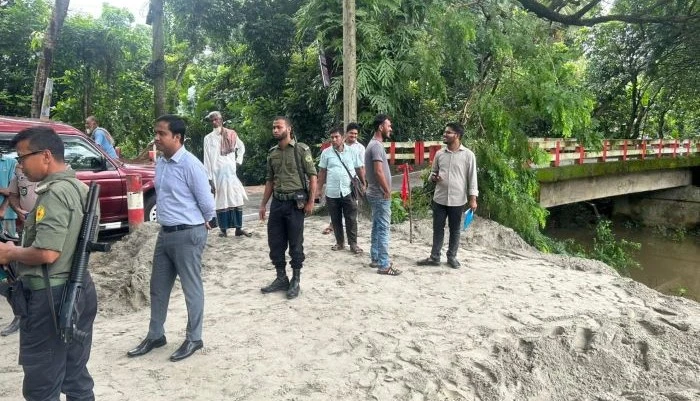 চরভদ্রাসনে শত বছরের সরকারি খাল দখলমুক্ত, ১০ হাজার টাকায় নিলামে দখলের মালামাল