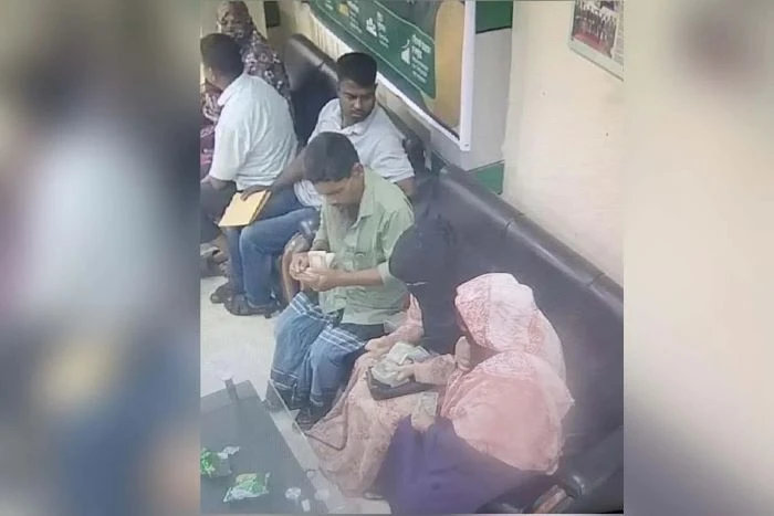টাকা গোনায় ব্যস্ত গ্রাহক, সুযোগে ৪ লাখ টাকা নিয়ে পালাল চোর