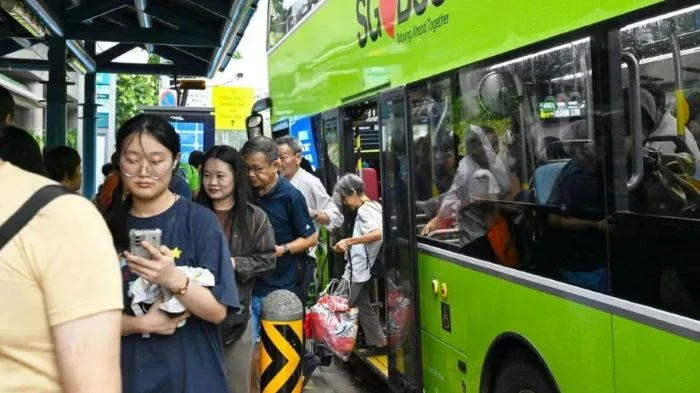 এশিয়ার যে দেশে গণপরিবহনে জোরে গান বাজালেই ৫০০ ডলার জরিমানা দিতে হবে