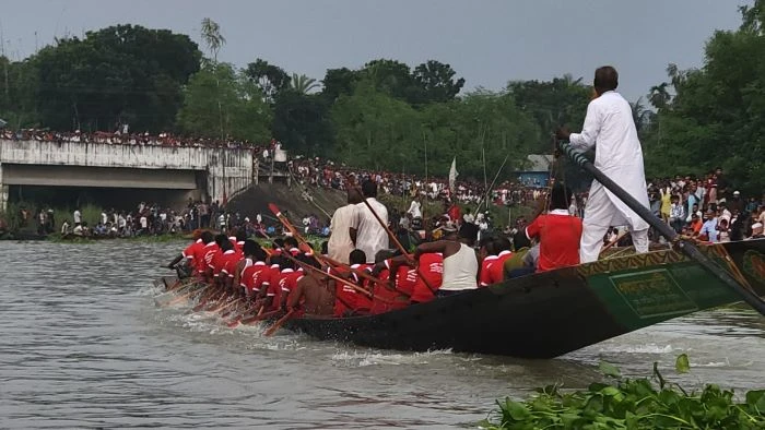 হরিরামপুরের ইছামতিতে গ্রাম বাংলার ঐতিহ্যবাহী নৌকা বাইচ অনুষ্ঠিত
