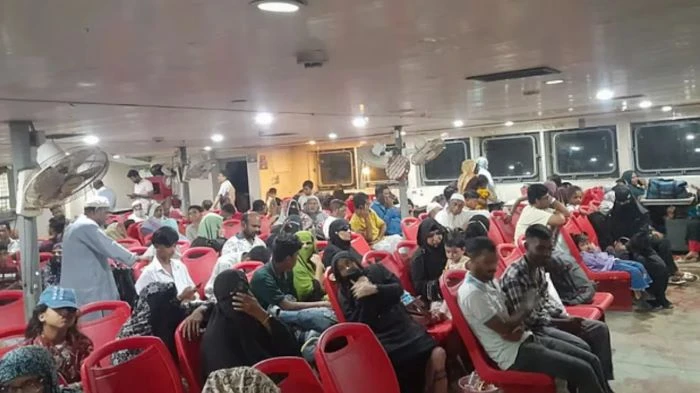 সন্দ্বীপ চ্যানেলে ডুবোচরে আটকা ফেরি ‘কপোতাক্ষ’, আতঙ্কে প্রায় ৩০০ যাত্রী