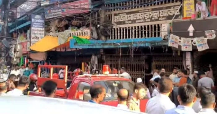 চট্টগ্রামের গোলাম রসুল মার্কেটে অগ্নিকাণ্ড, এক ঘণ্টার চেষ্টায় আগুন নিয়ন্ত্রণে