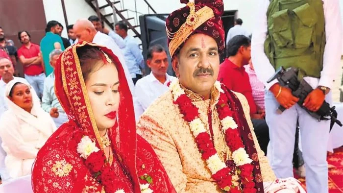 সকালে মুক্তি, রাতে কারাগারে : প্যারোলে বিয়ে করলেন যাবজ্জীবন সাজাপ্রাপ্ত গ্যাংস্টার